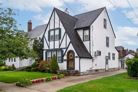 425 Marcellus Rd, North Hempstead, NY 11501