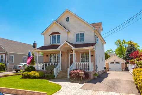 41 Winnie Ct, North Hempstead, NY 11590