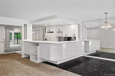 300 High Point Dr #313, Greenburgh, NY 10530