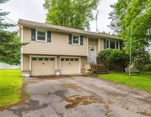3042 Gomer St, Yorktown, NY 10598