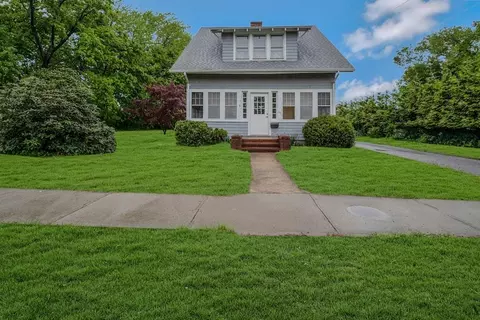30 Hallock St, Riverhead, NY 11901