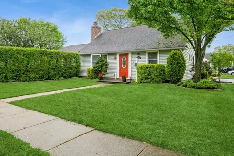 2 Barrett St, Massapequa, NY 11758