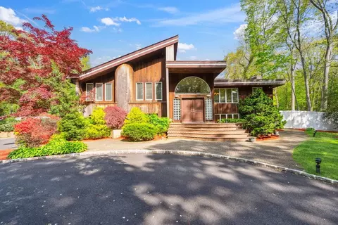 41 Beaumont Dr, Melville, NY 11747