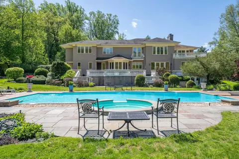 86 Old Tappen Rd, Locust Valley, NY 11560