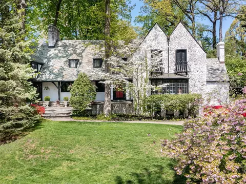 33 Deepdale Dr, North Hempstead, NY 11021