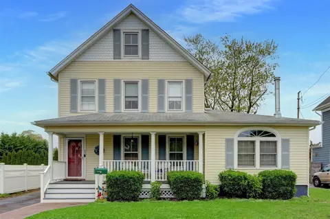 53 Church Ave, Islip, NY 11751