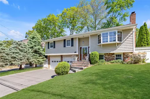 5 Godfrey Ave, Bayville, NY 11709
