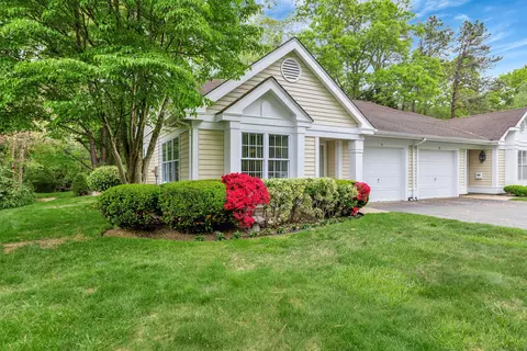 71 Glen Dr, Ridge, NY 11961