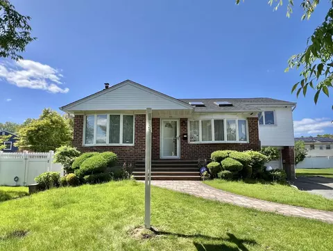 49 Bruce Ln, Westbury, NY 11590