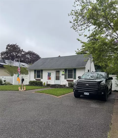 53 Bayview Ave, East Islip, NY 11730