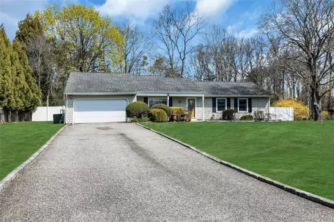 17 Clubhouse Ln, Nesconset, NY 11767