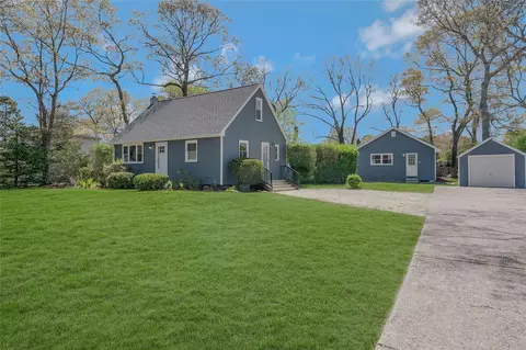 28 Lynncliff Rd, Hampton Bays, NY 11946