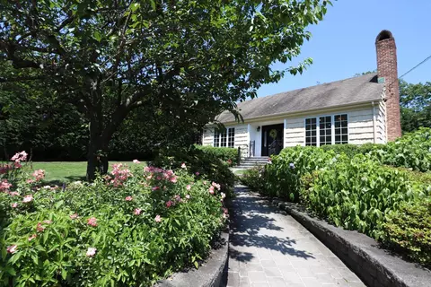 8 Hazel Rd, North Hempstead, NY 11050