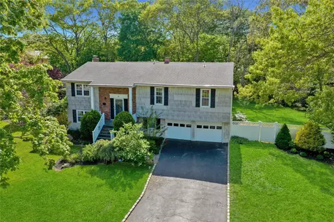 10 Henearly Dr, Miller Place, NY 11764