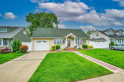 86 Vincent Rd, Hicksville, NY 11801