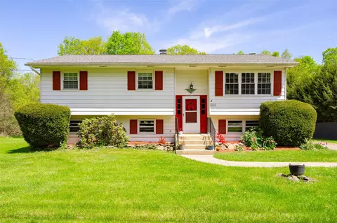 500 N Quaker Ln, Hyde Park, NY 12538