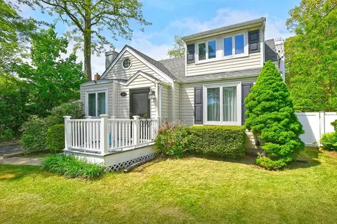 57 Hunters Ln, Huntington Station, NY 11746