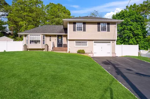 2 Cornell Ct N, Smithtown, NY 11787