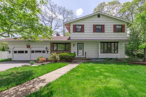 284 Bow Dr, Hauppauge, NY 11788
