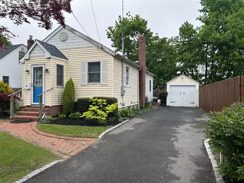 49 Sutton Ct, West Islip, NY 11795