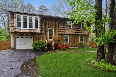 53 Gull Dip Rd, Ridge, NY 11961