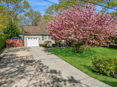 176 Church Dr, Mastic Beach, NY 11951
