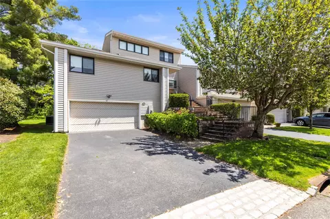 27 Pheasant Ln, Woodbury, NY 11797