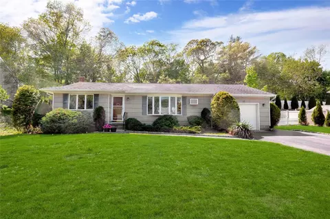 18 Lincoln Ave, Lake Ronkonkoma, NY 11779