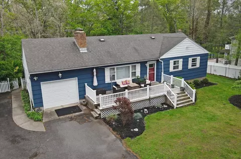 125 Chestnut St, Mount Sinai, NY 11766
