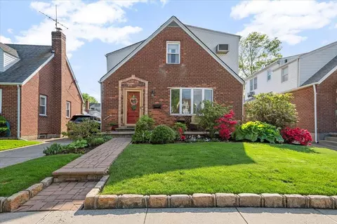 124 Dianne St, Valley Stream, NY 11580
