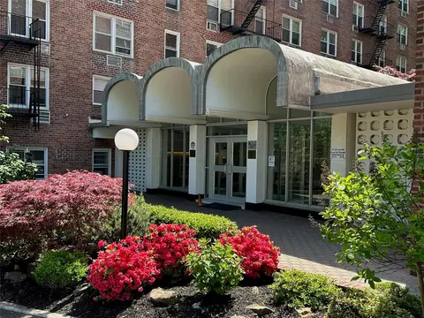 54-40 Little Neck Pkwy #2K, New York, NY 11362