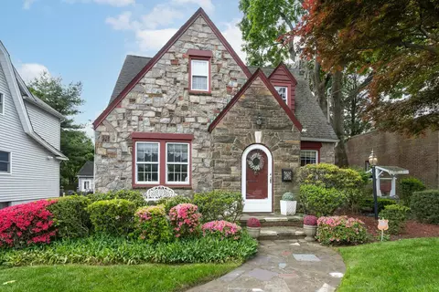 189 Meadowsweet Rd, North Hempstead, NY 11501