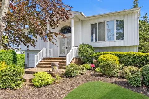 1692 N Gate, Merrick, NY 11566