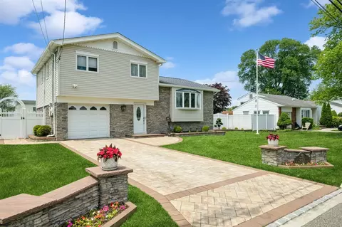 336 W 17th St, Deer Park, NY 11729