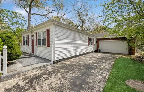 54 Oakdale Ave, Selden, NY 11784