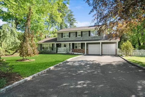 83 River Heights Dr, Smithtown, NY 11787