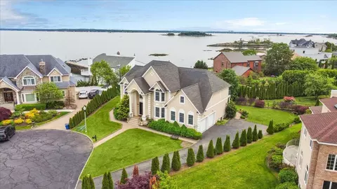 8 Shore Club Dr, New Rochelle, NY 10805