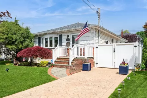 75 Massachusetts Ave, Massapequa, NY 11758