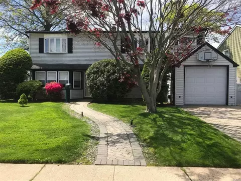 18 Hickory Ln, Levittown, NY 11756