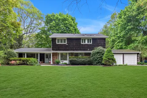 17 Bramble Ln, Melville, NY 11747
