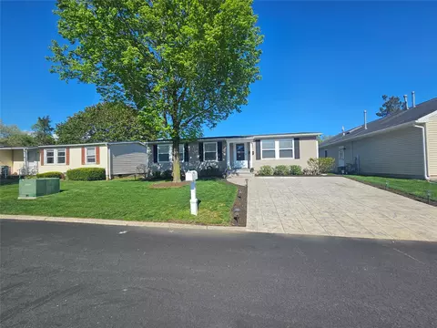 3 Limetree Dr, Manorville, NY 11949