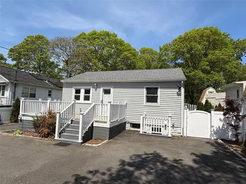 14 Victory Ave, Shirley, NY 11967