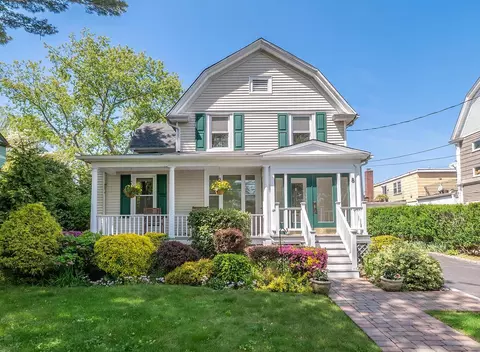 8 Glen Ave, Sea Cliff, NY 11579