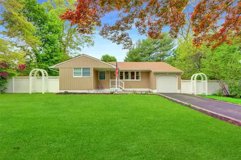 84 Balaton Ave, Lake Ronkonkoma, NY 11779