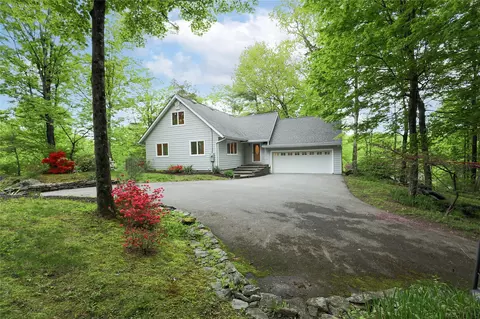 3 Carriage House Ct, Hyde Park, NY 12538