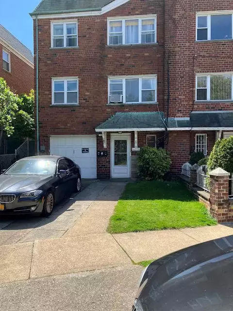 67-04 Garfield Ave, New York, NY 11377