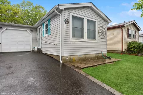 87 Village Cir W, Manorville, NY 11949