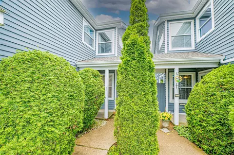 812 Birchwood Park Dr, Middle Island, NY 11953