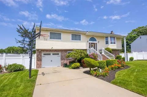 5 Jacqueline Ct, West Babylon, NY 11704