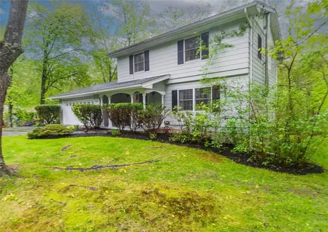 14 Woodland Dr, New Paltz, NY 12561